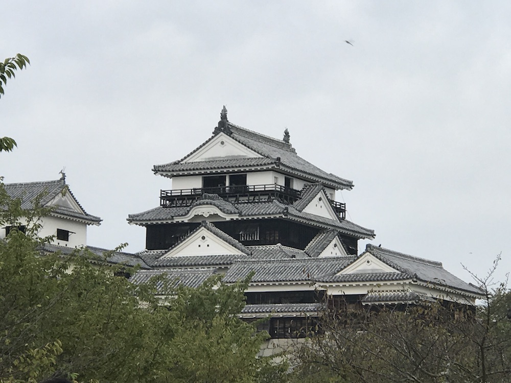 松山城に迫る